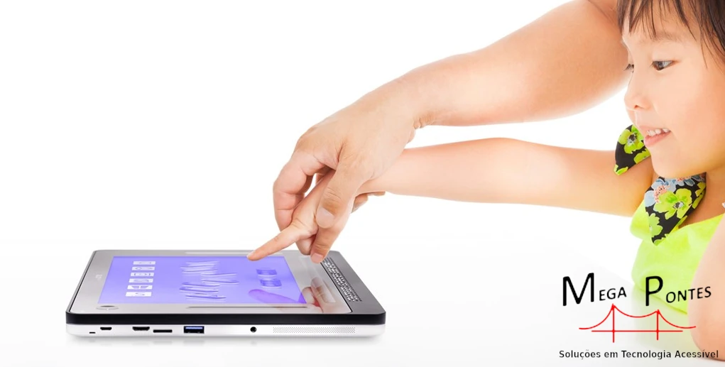 Mão de pessoa adulta guia a mão de uma criança para tocar o insideONE+