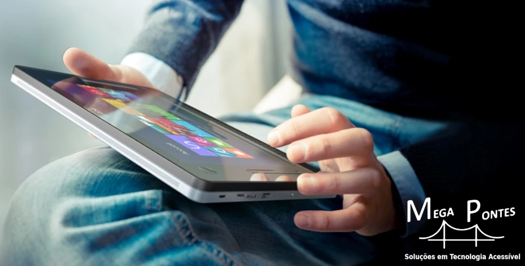 Homem utiliza o insideONE+ sentado de forma descontraída em ambiente profissional