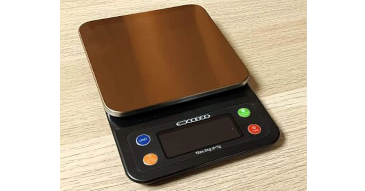 Balança digital de cozinha preta com prato metálico e mostrador de alto contraste