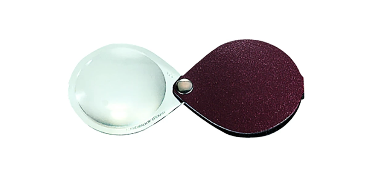 Lupa de bolso com a respetiva capa de couro dobrável.