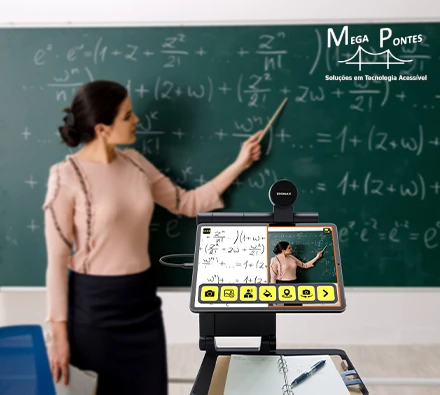 Aluno visualiza o quadro da sala de aula com o Snow 12