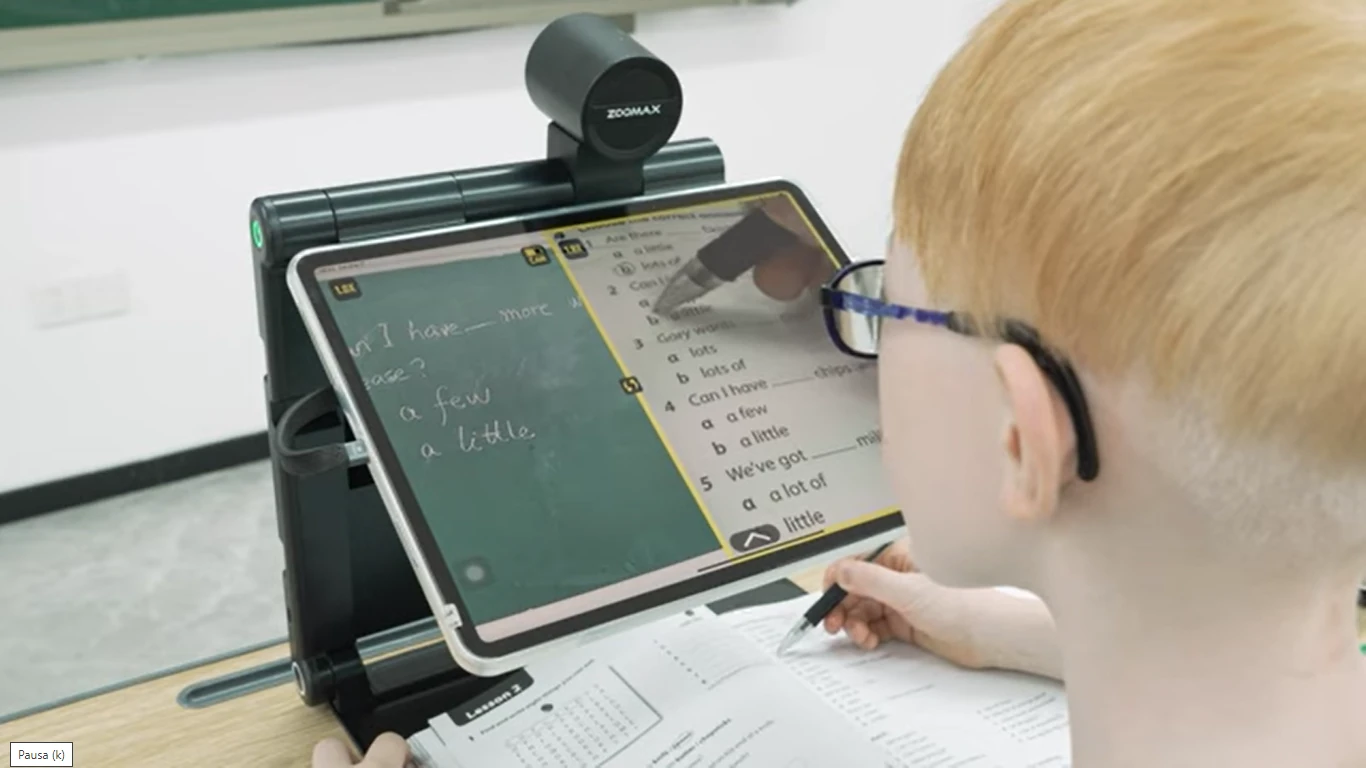 Aluno visualiza o quadro e escreve, obtendo amplas as imagens ampliadas de forma nítida e estável