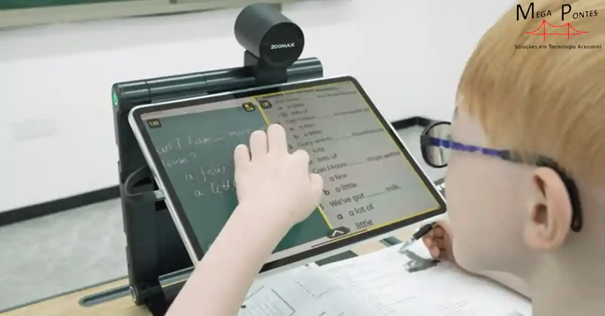 Aluno utiliza a dupla visualização ao perto e à distância para visualizar o quadro enquanto escreve