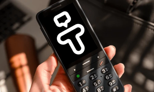 Familiar a apoiar uma pessoa de idade na utilização do BlindShell Classic 3