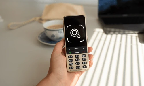 Pessoa a utilizar a aplicação Observo para lhe descrever o que tem em cima da mesa