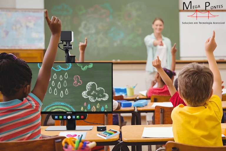Aluno utiliza o Luna Eye para visualizar à distância o quadro da sala de aula