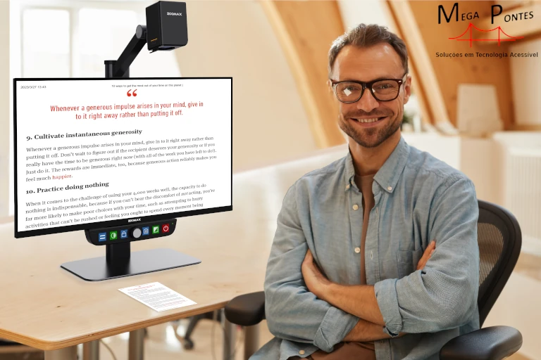 Homem utiliza o Luna Eye para visualizar ao perto um documento