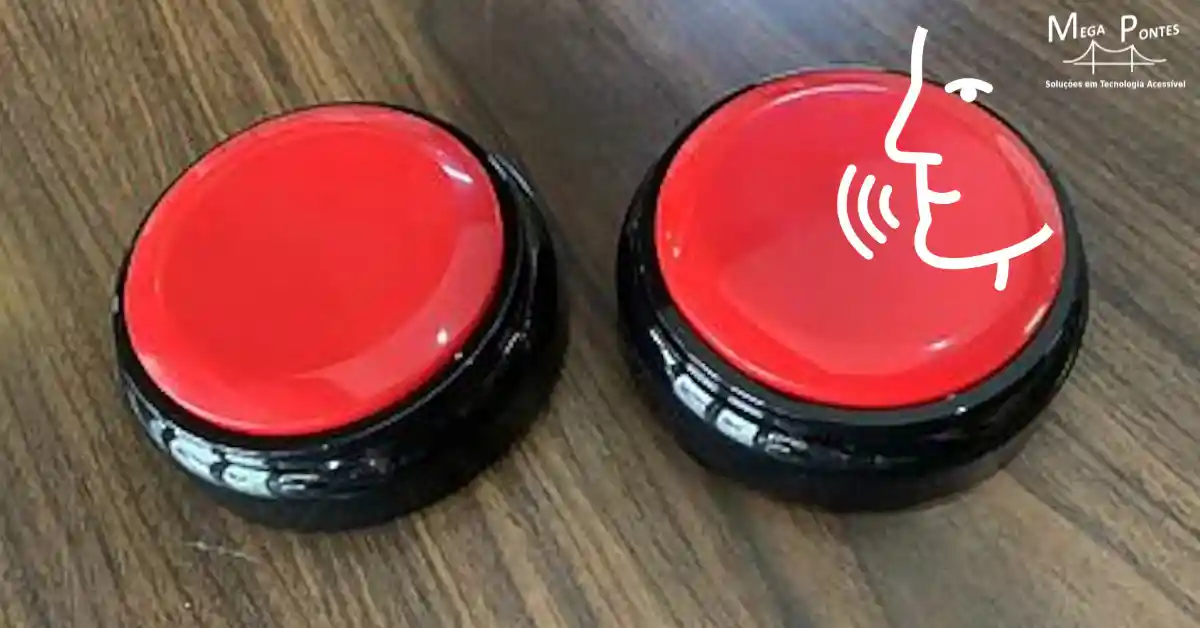 Relógio despertador circular preto com um botão vermelho grande a ocupar toda a superfície.