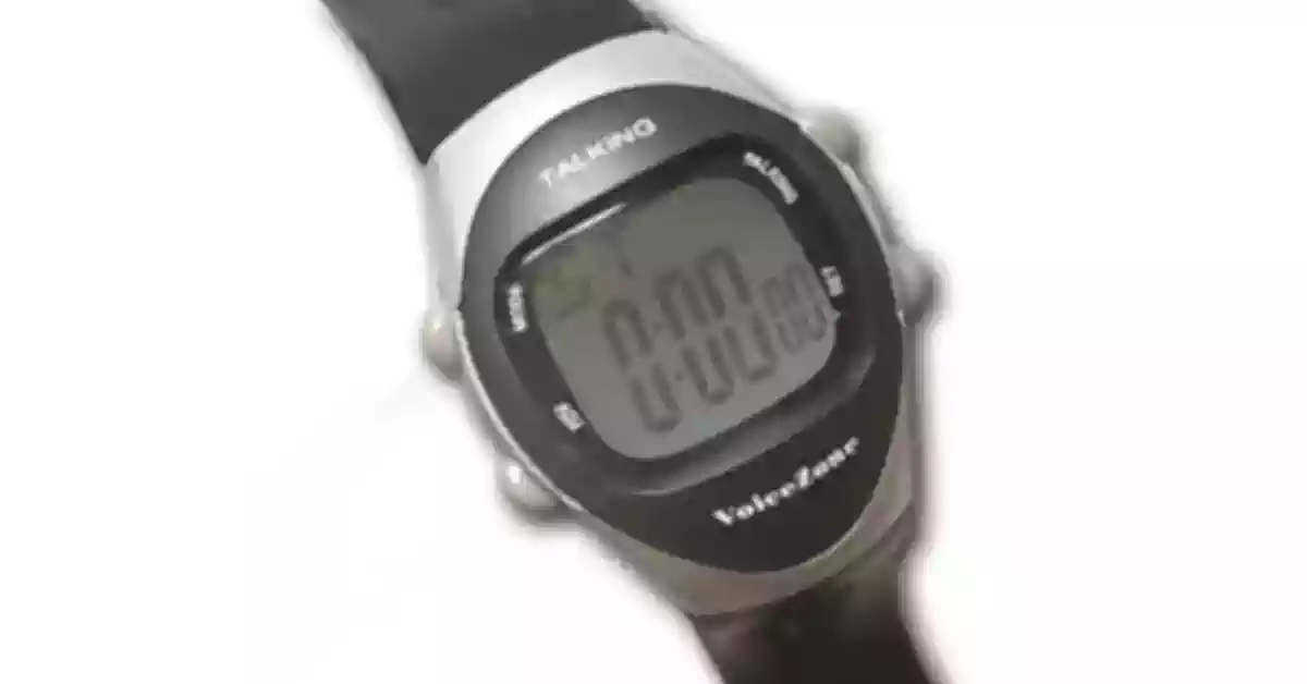 Relógio de pulso com caixa plástica preta e cinzenta oval, mostrador LCD e bracelete preta