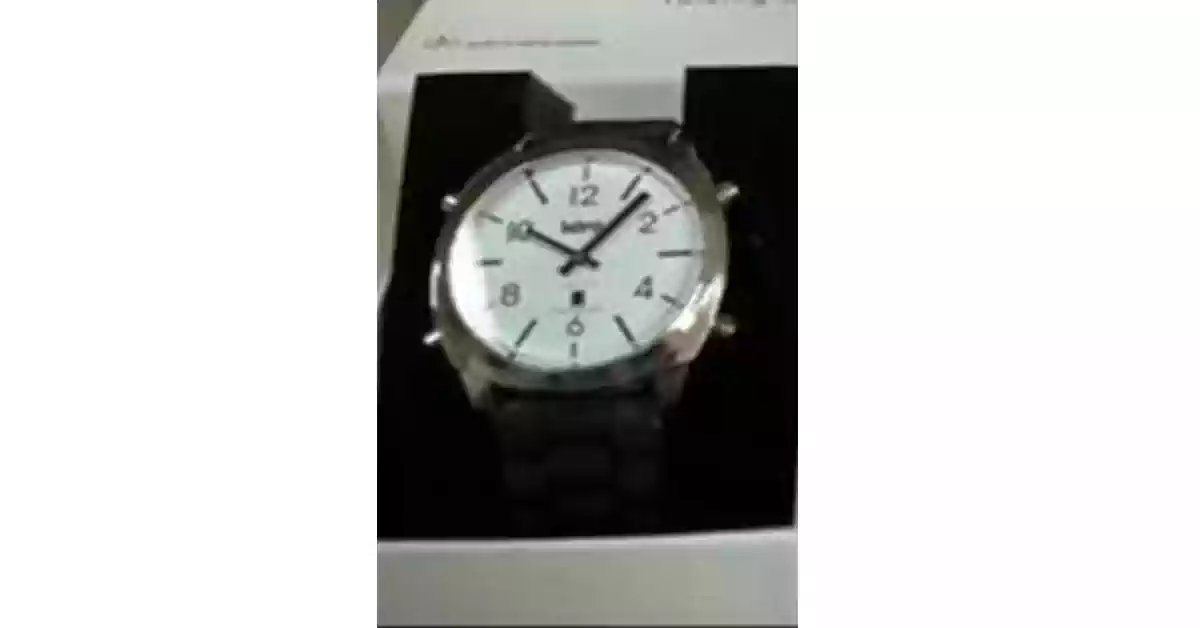 Relógio de pulso, caixa metálica cromada redonda, mostrador branco, bracelete metálica