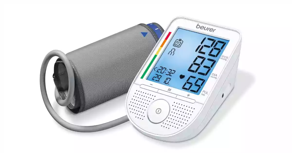 Medidor de tensão com braçadeira, ecrã de fundo azul, caracteres pretos ampliados e altifalante