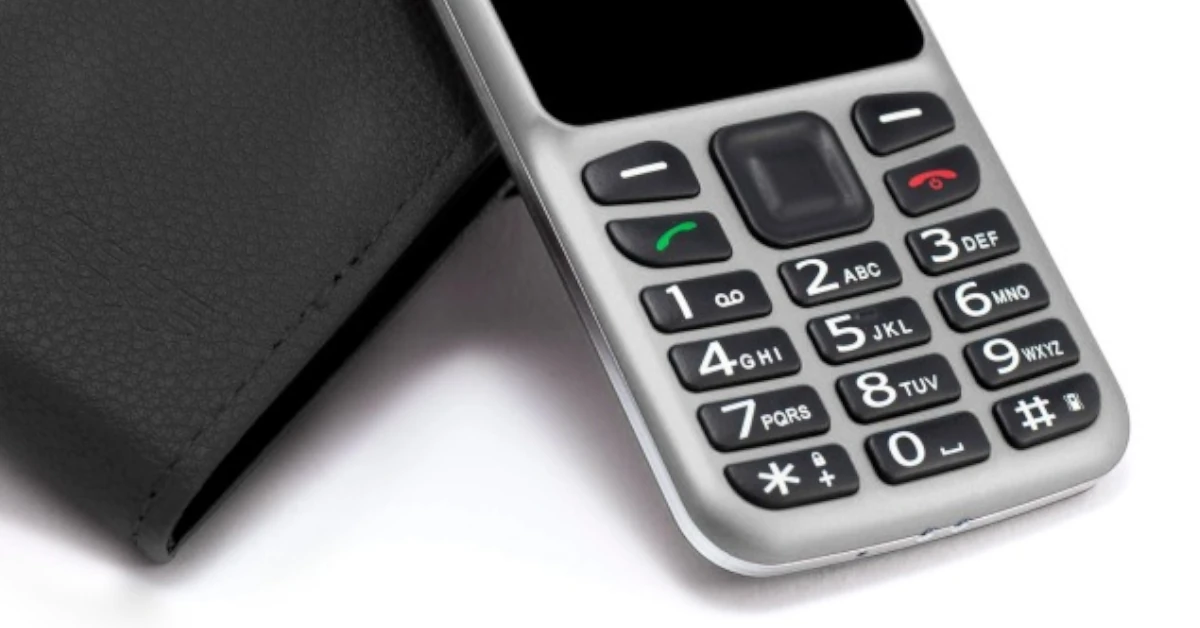 Teclado preto com teclas grandes com números brancos ampliados