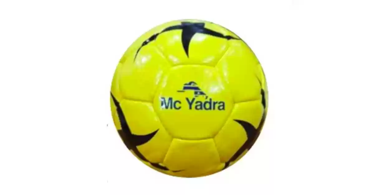 Bola amarela, padrão pentagonal com estrelas pretas de 3 vertices e logo Mc Y adra vermelho