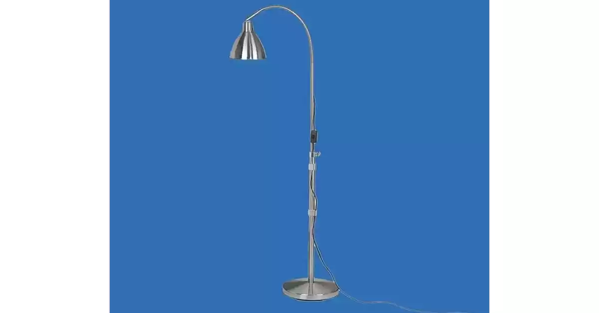 Candeeiro de pé ajustável com braço flexível e foco direcionável e base redonda, cor prata escovada.