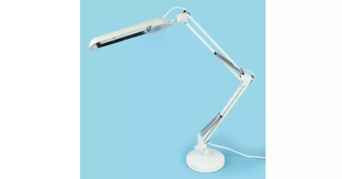 Candeeiro de secretária branco com braço articulado e base redonda.