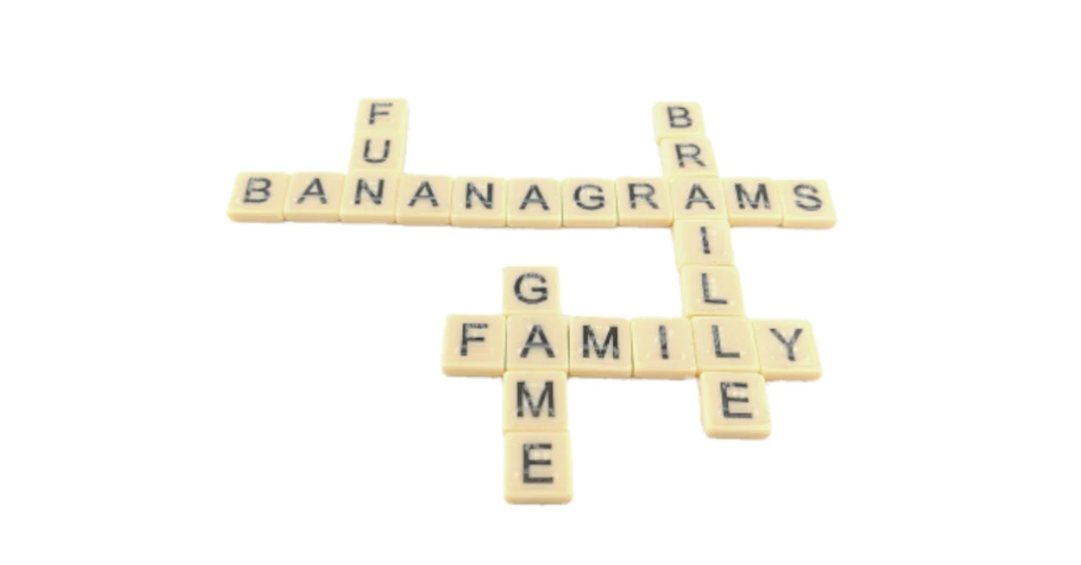 Formação de palavras com as peças do jogo, brancas com caracteres ampliados e marcação em Braille.