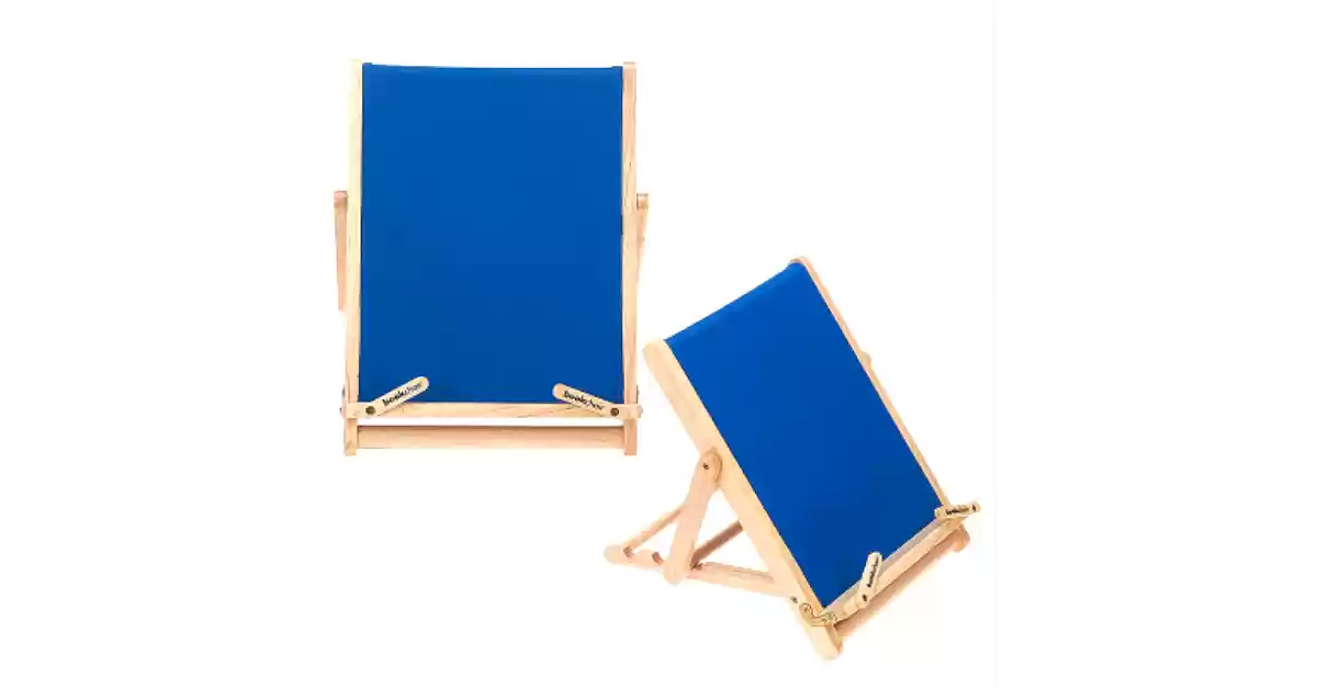 Vista de frente e perfil do suporte de leitura dobrável, regulável, em madeira, base de leitura azul