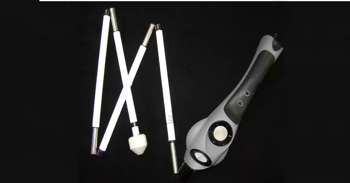 Bengala eletrónica UltraCane branca desdobrada com botões sensores acessíveis no cabo ergonómico.