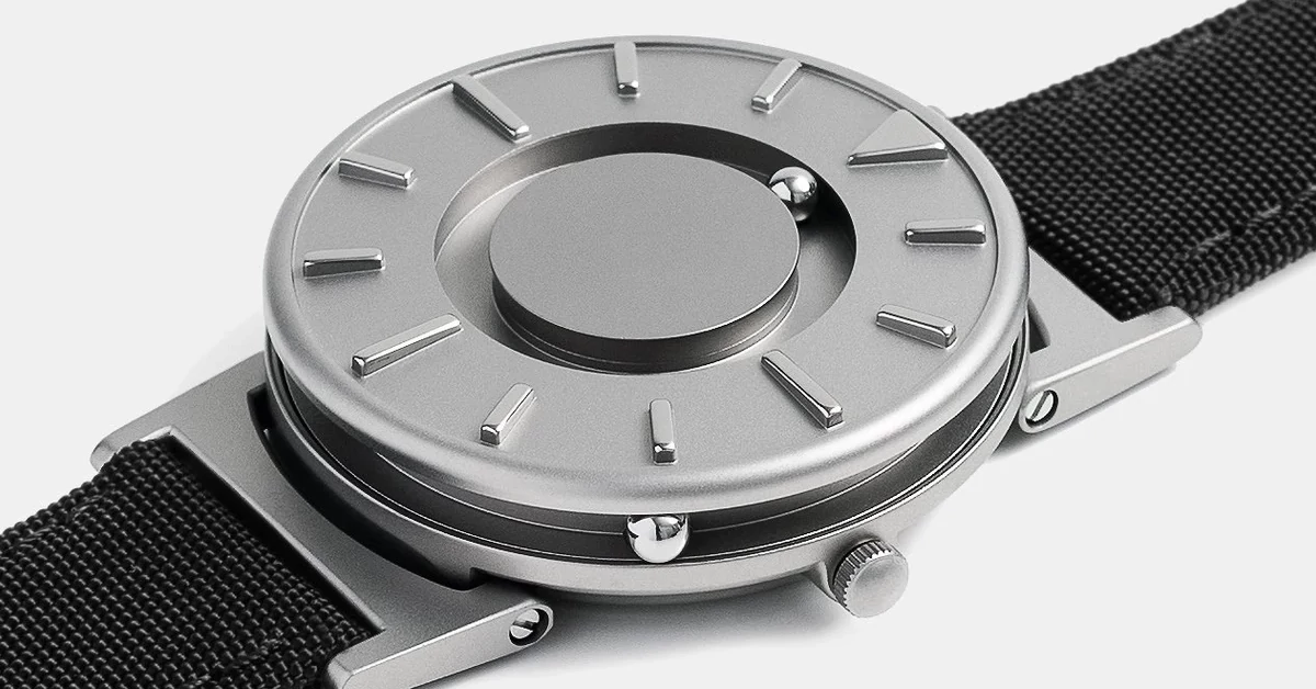 Vista de perfil do mostrador salienta o mecanismo tátil de esferas