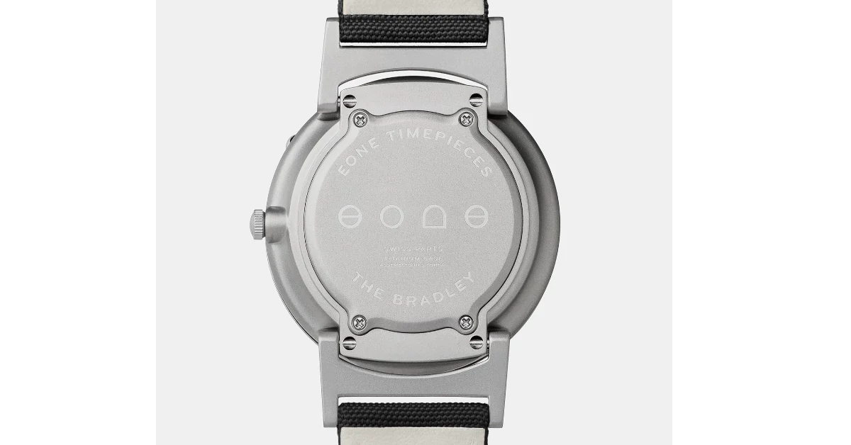 Vista da parte de traz metálica do relógio a mostrar a excelente qualidade