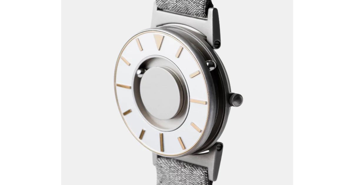 Vista de perfil do mostrador salienta o mecanismo tátil de esferas