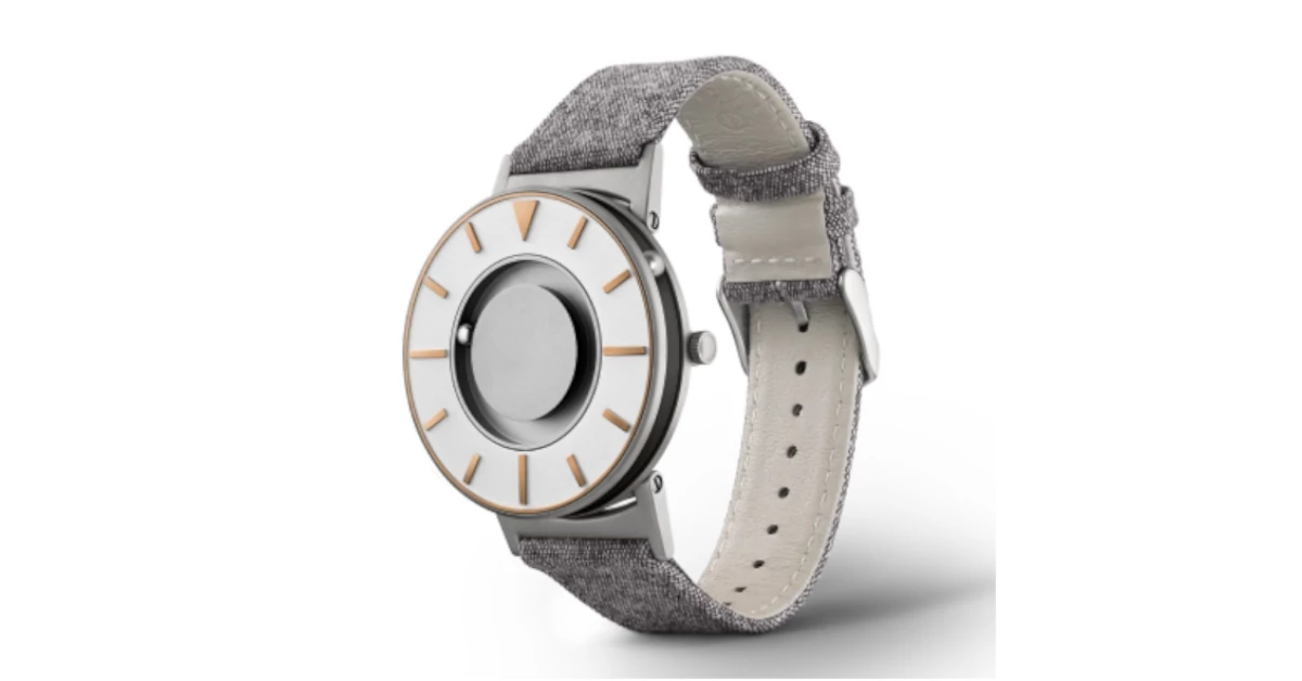 Relógio de perfil com mostrador e bracelete prateados