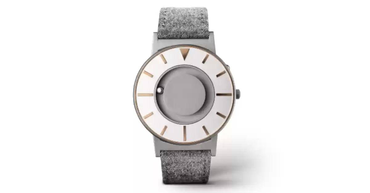 Relógio táctil, mostrador prateado, marcas e bracelete em malha prateada, esferas as indicam horas