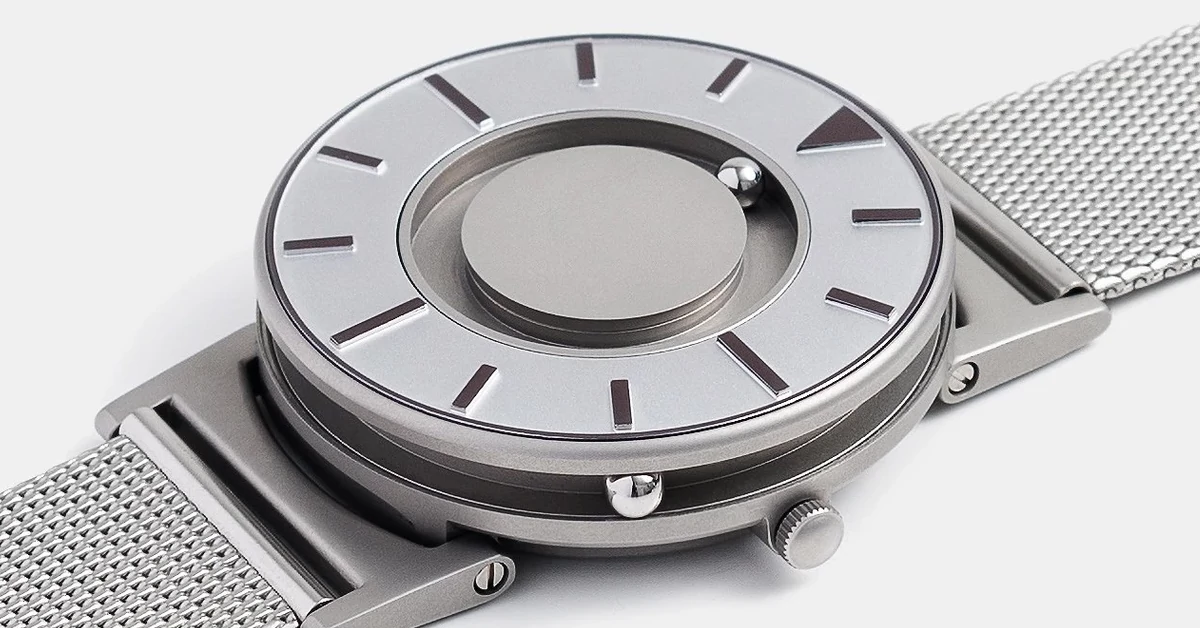 Vista de perfil do mostrador salienta o mecanismo tátil de esferas