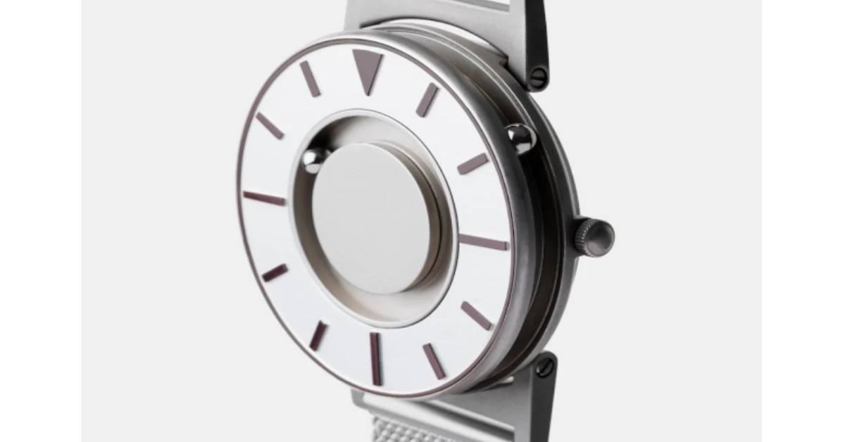 Mostrador com fundo prateado e marcas em relevo prateadas