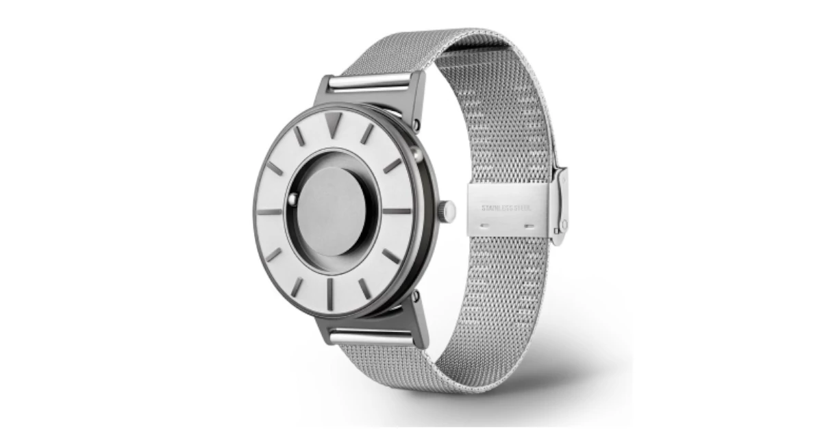 Relógio de perfil com mostrador e bracelete prateados