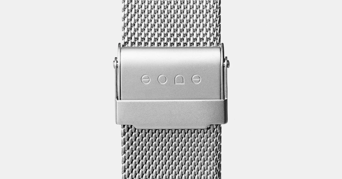 Pormenor da fivela que ajusta facilmente a bracelete ao pulso