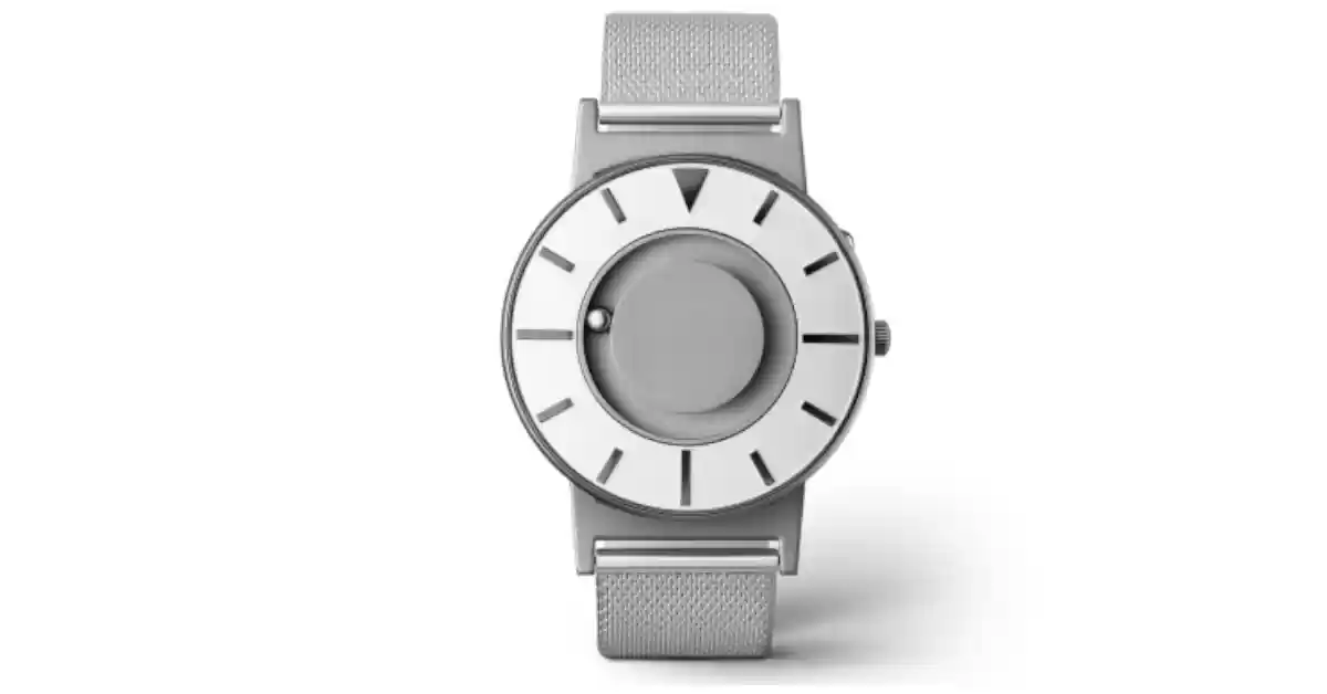 Relógio táctil, mostrador prateado, marcas e bracelete em malha prateada, esferas as indicam horas