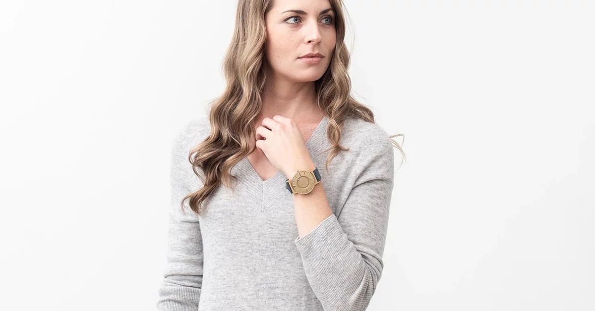 Vista de perfil do mostrador salienta o mecanismo tátil de esferas