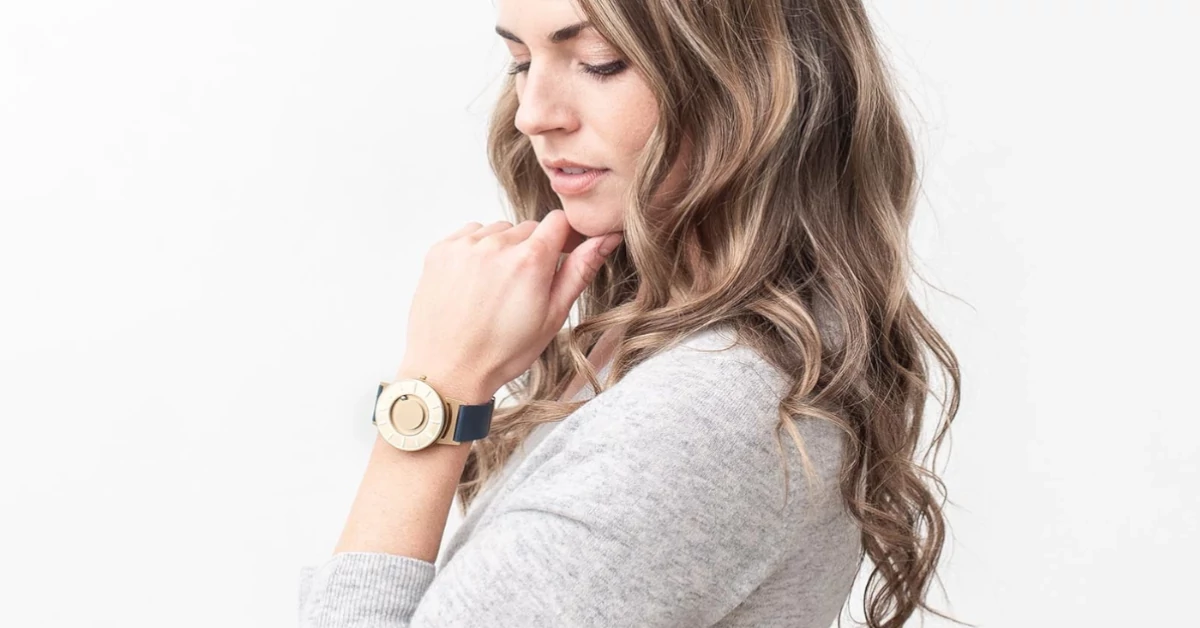 Mostrador com fundo prateado e marcas em relevo douradas