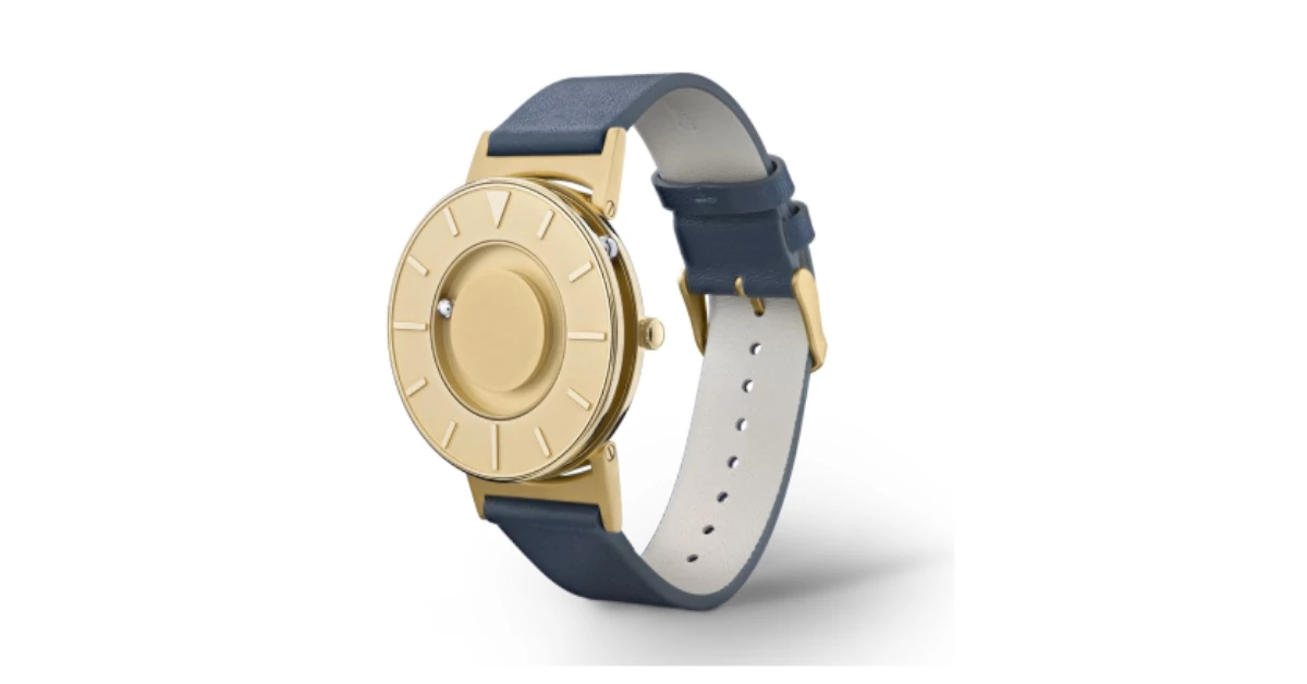 Relógio de perfil com mostrador e bracelete dourados