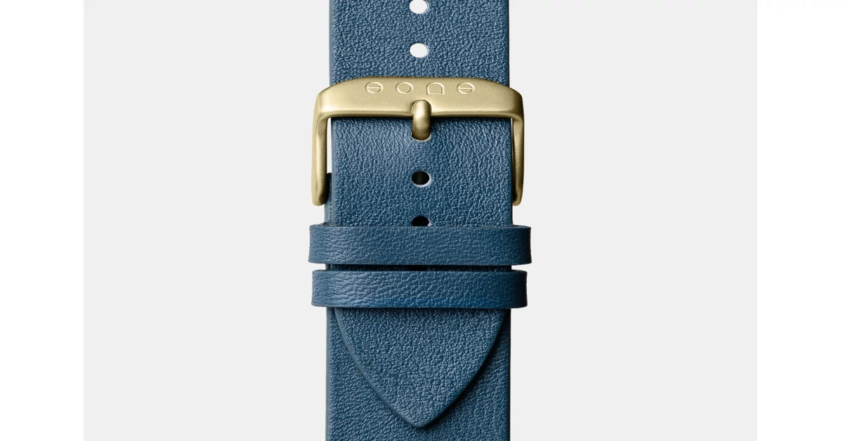 Pormenor da fivela que ajusta facilmente a bracelete ao pulso