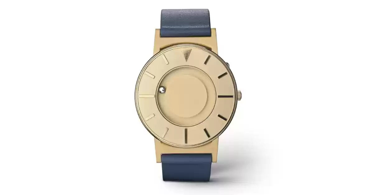 Relógio táctil, mostrador prateado, bracelete em pele azul marinho, esferas as indicam horas.