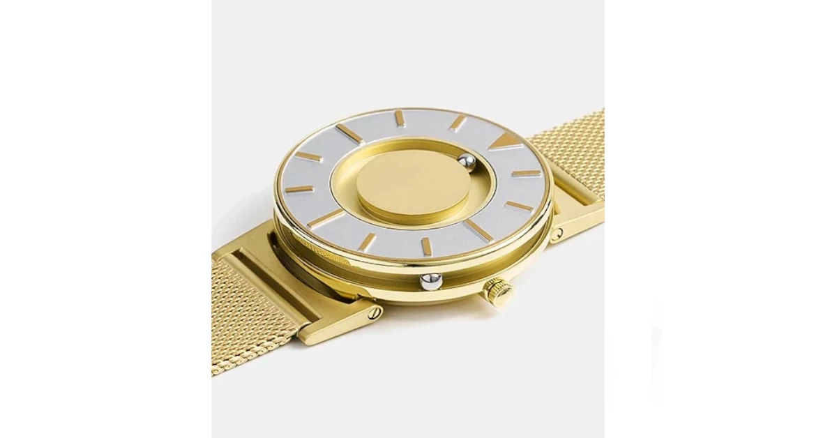 Mostrador com fundo prateado e marcas em relevo douradas