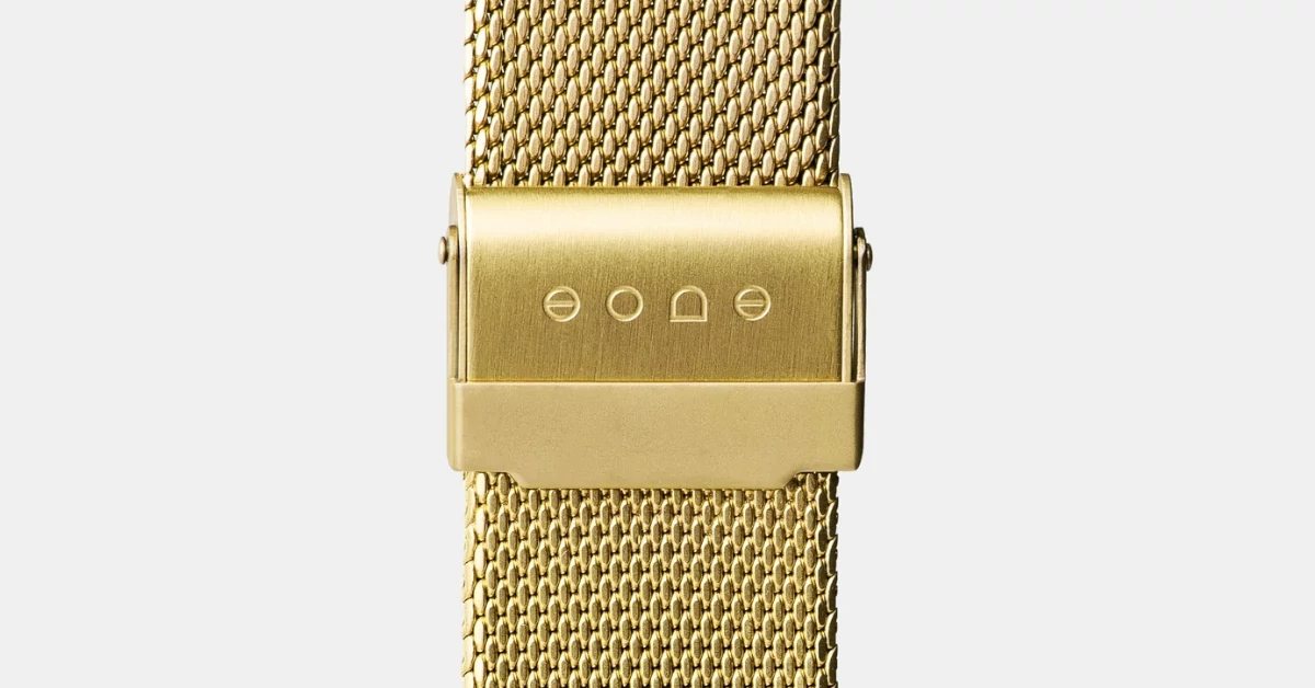 Pormenor da fivela que ajusta facilmente a bracelete ao pulso