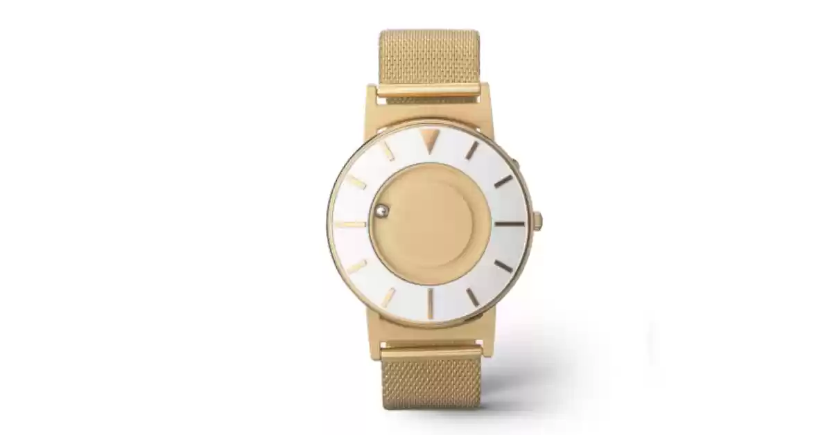 Relógio táctil, mostrador prateado, marcas e bracelete em malha dourados, esferas as indicam horas
