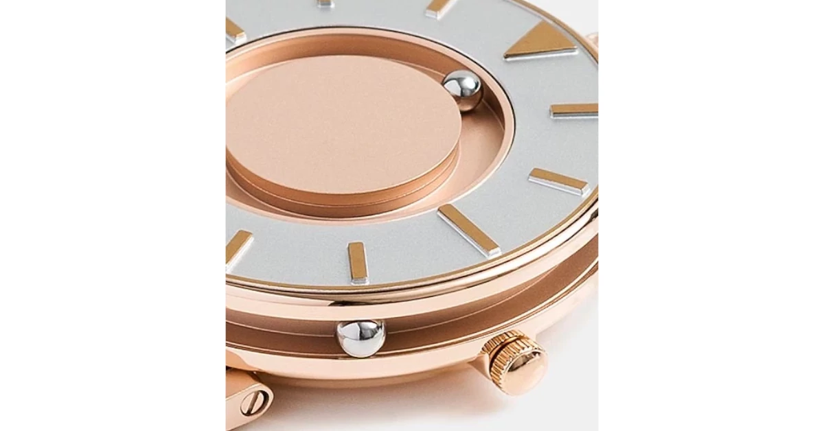 Mostrador com fundo prateado e marcas em relevo douradas