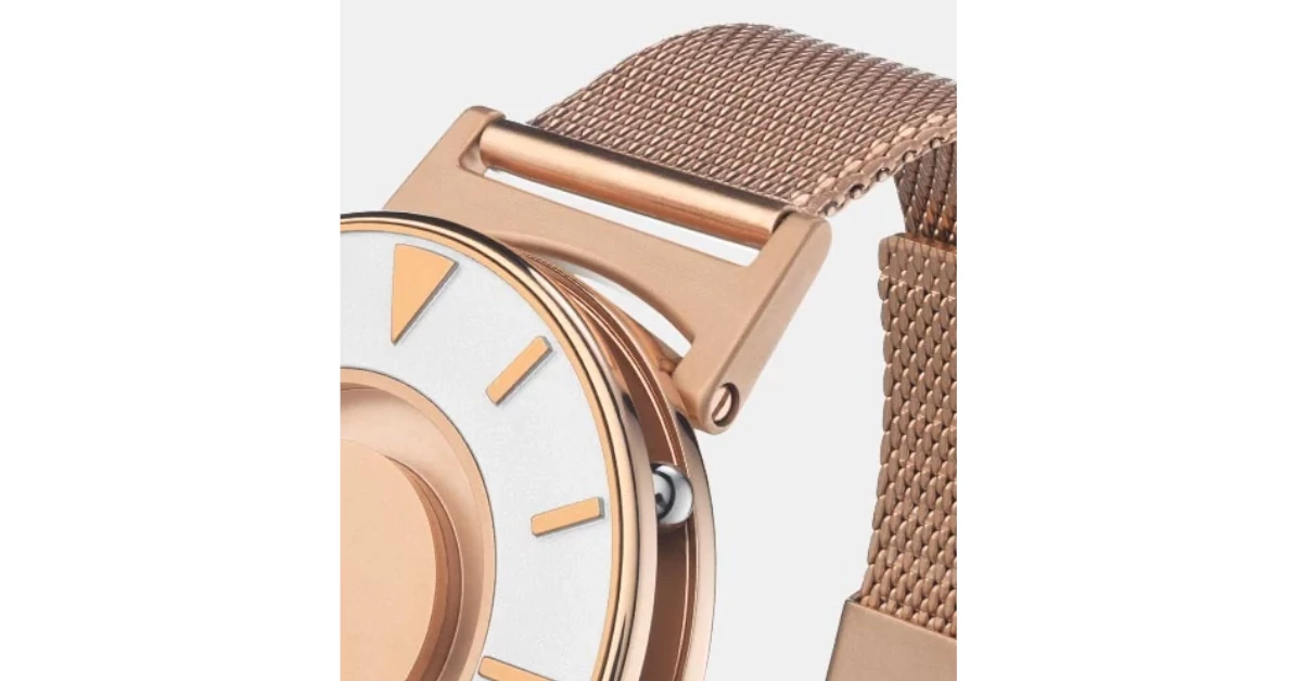 Pormenor do mostrador e bracelete dourados