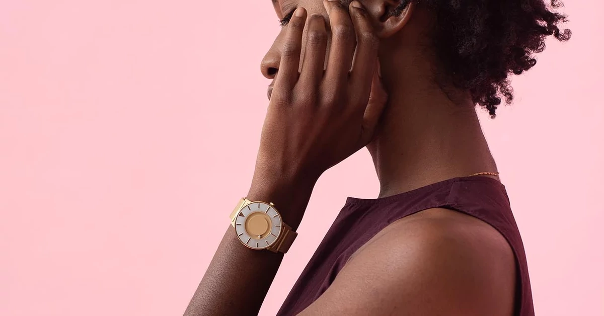 Senhora com a mão junto à cara e um Eone Bradley no pulso 