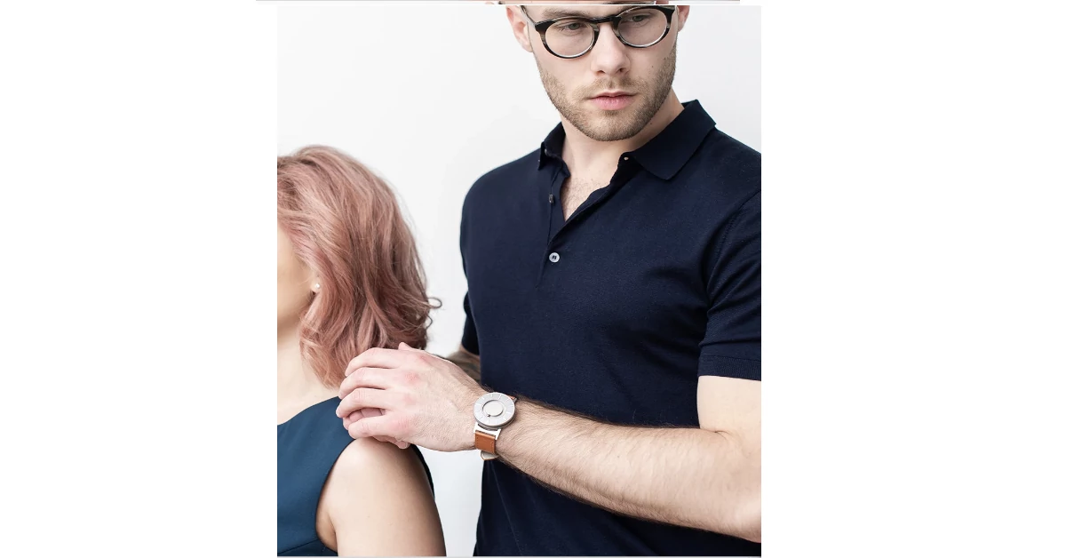 Um cego elegante a utilizar o relógio junto a uma senhora