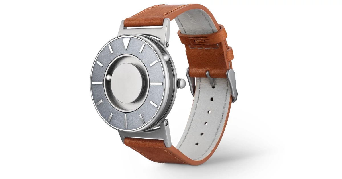 Relógio de perfil a salientar o mostrador com as esferas