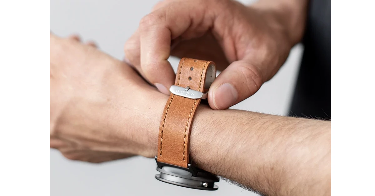 Pormenor da fivela a ajustar facilmente a bracelete ao pulso