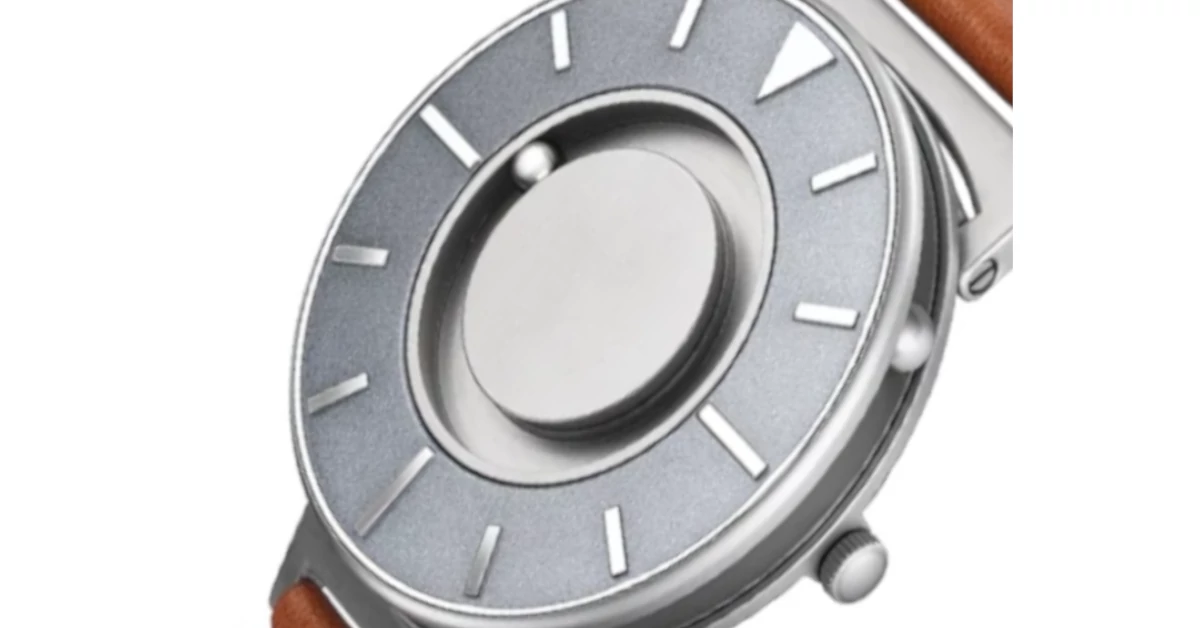 Um cego elegante a utilizar o relógio junto a uma senhora