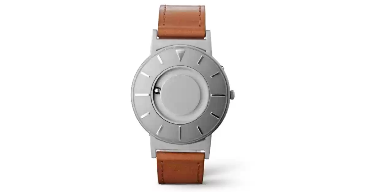 Relógio táctil Bradley com mostrador em aço e bracelete em pele castanha, esferas indicam as horas.