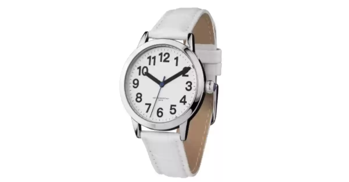 Relógio com mostrador branco, números e ponteiros negros, bracelete branca efeito crocodilo