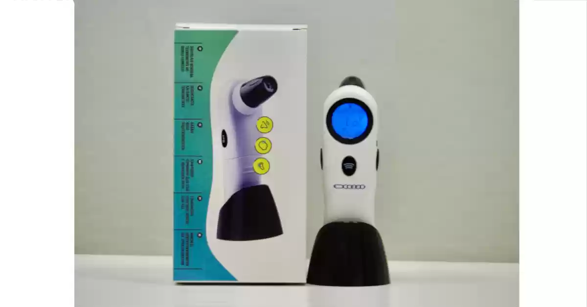 Termómetro digital branco com mostrador LCD instalado numa base de apoio preta.